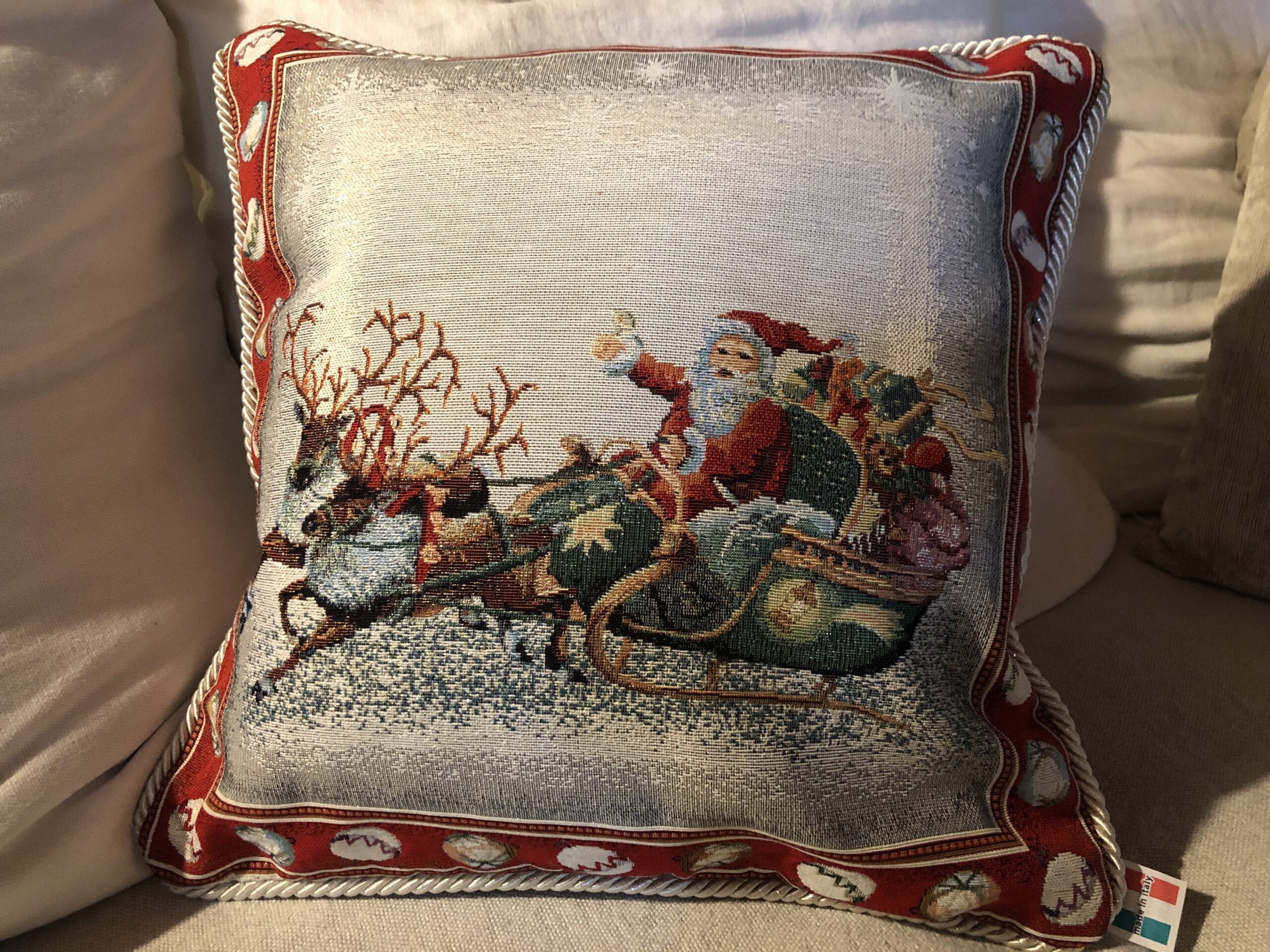 Cuscino quad. con cordone – Babbo Natale e slitta