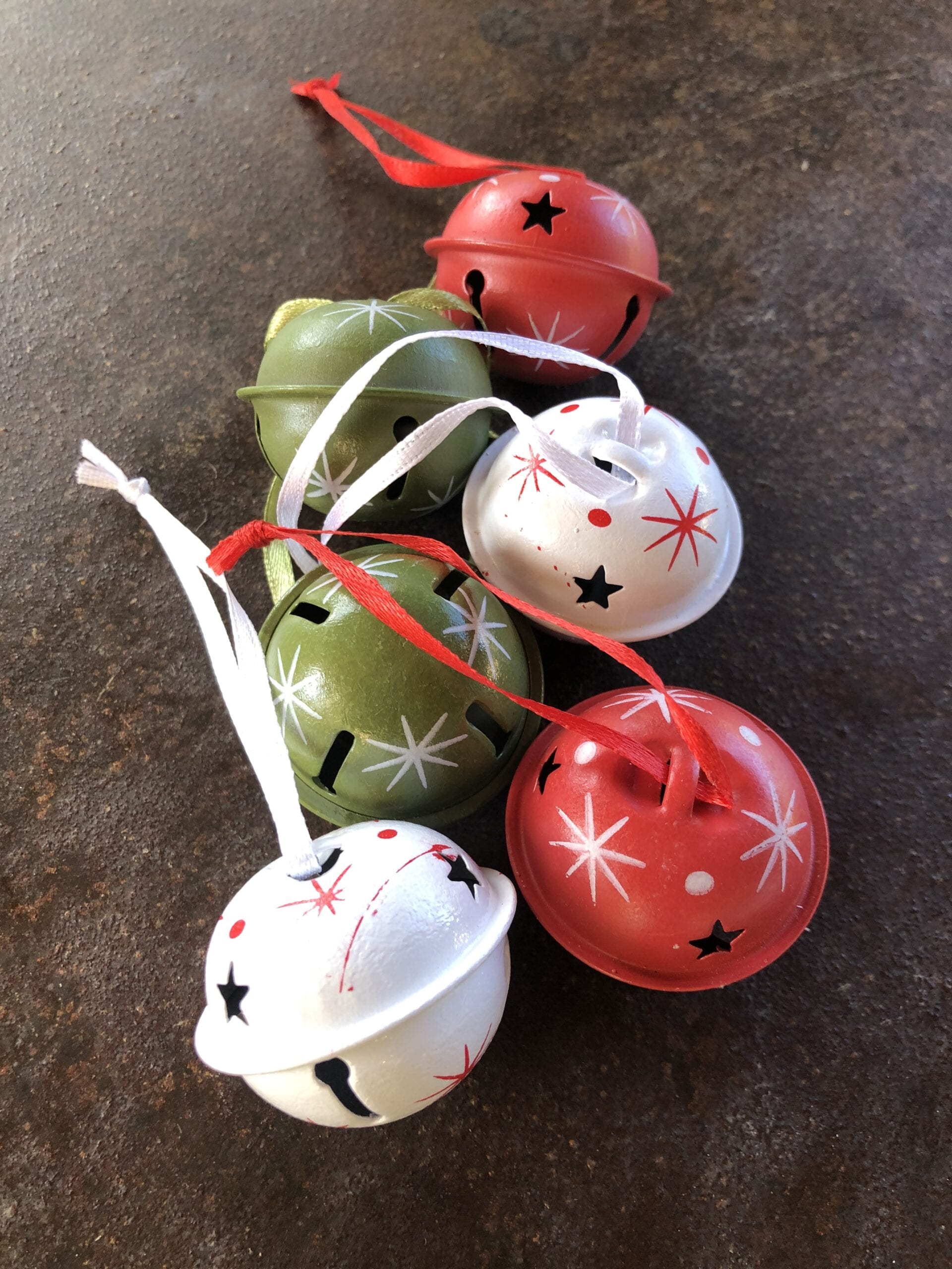 Decorazione con set di 6 piccole campane colorate