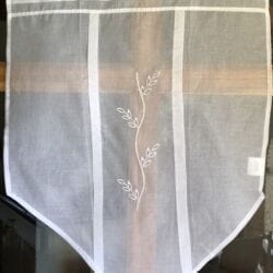 Tenda bianca a punta con ricamo