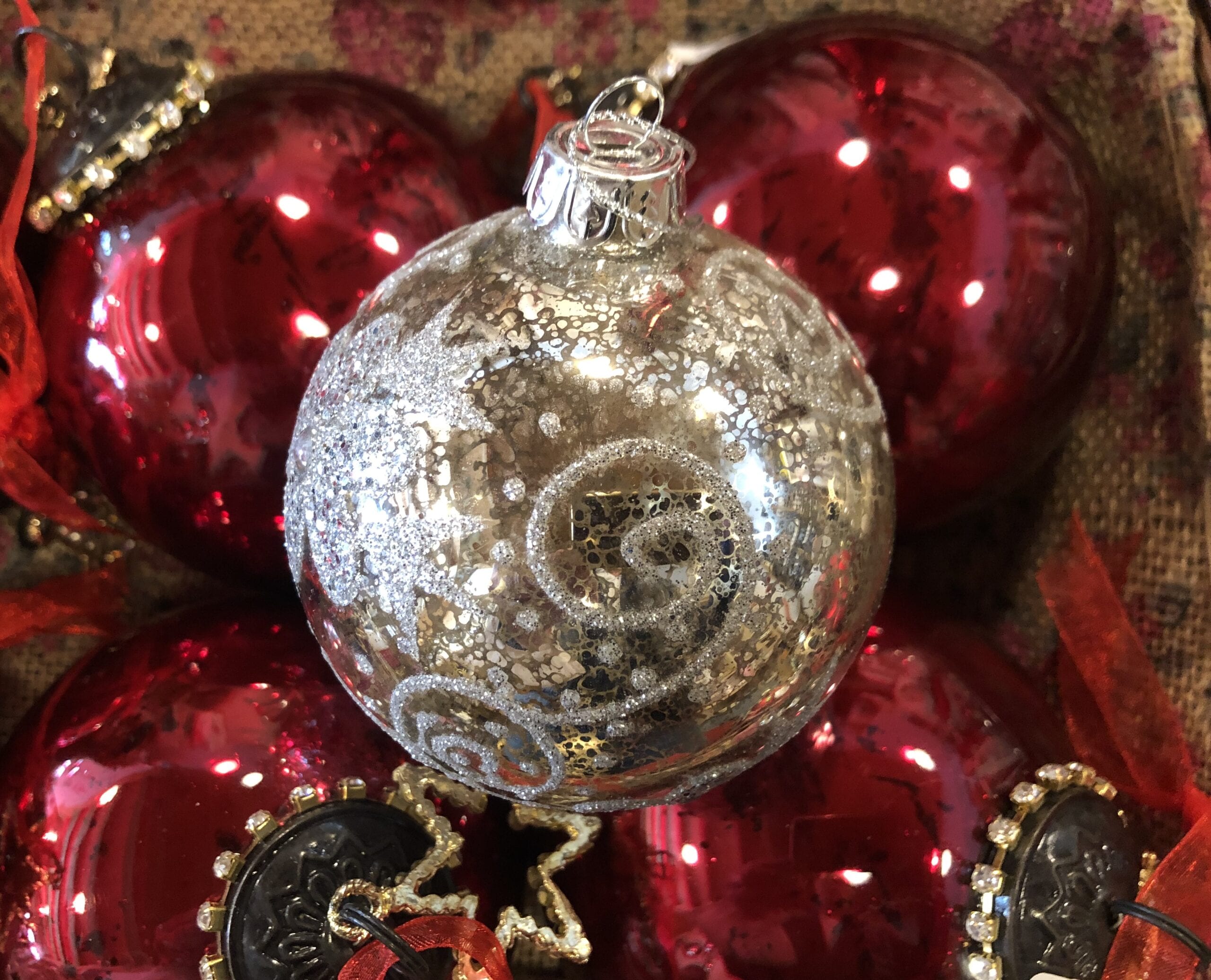 Piccola palla di Natale-Dorata con decori argentati