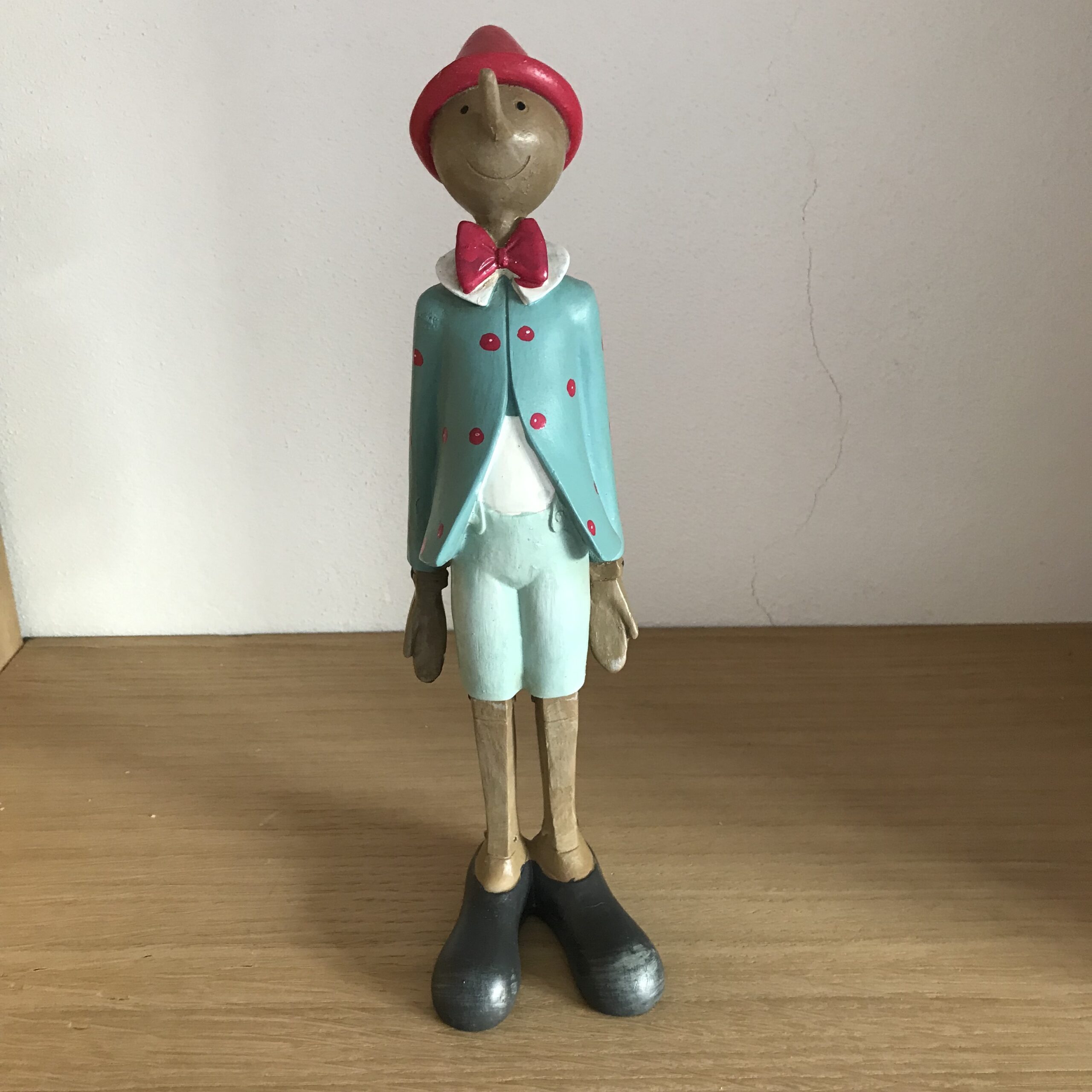 Pinocchio con giacca turchese a pois e cappellino Rosa