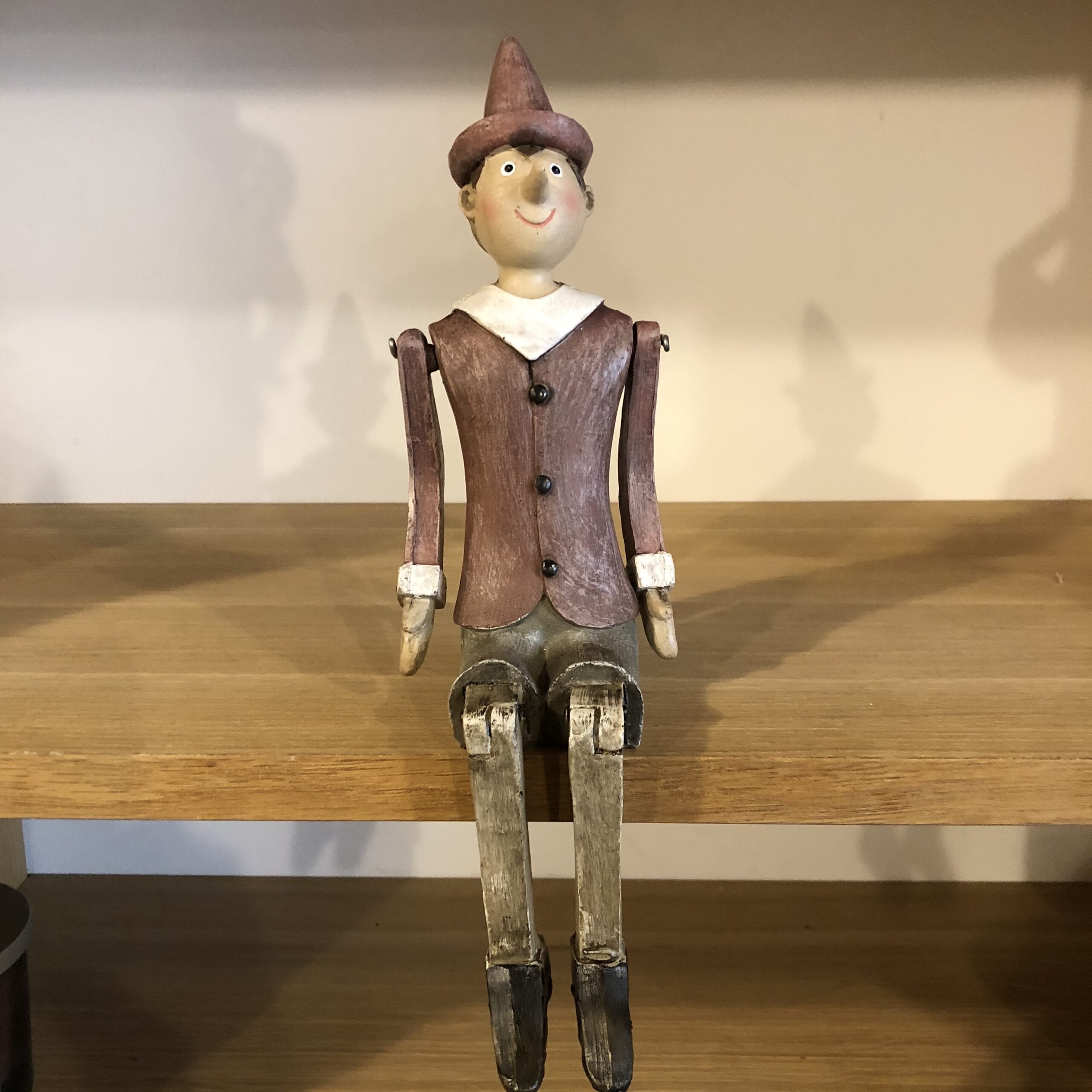 Pinocchio con ginocchia pieghevoli in legno