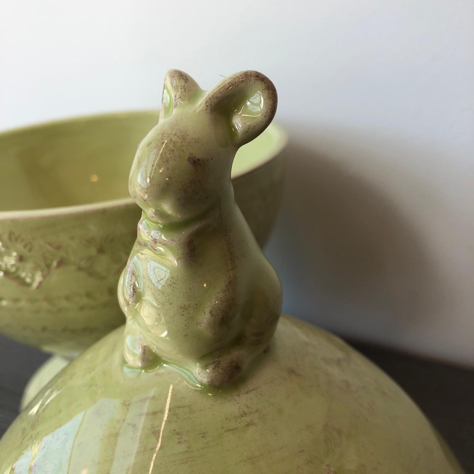 Scatola uovo in ceramica con coniglio – Verde
