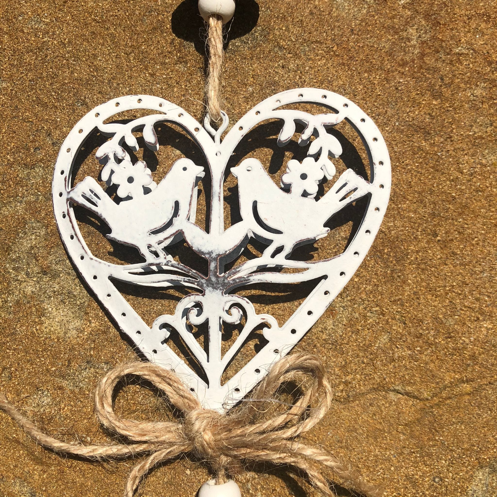 Decorazione a forma di cuore in legno con uccellini