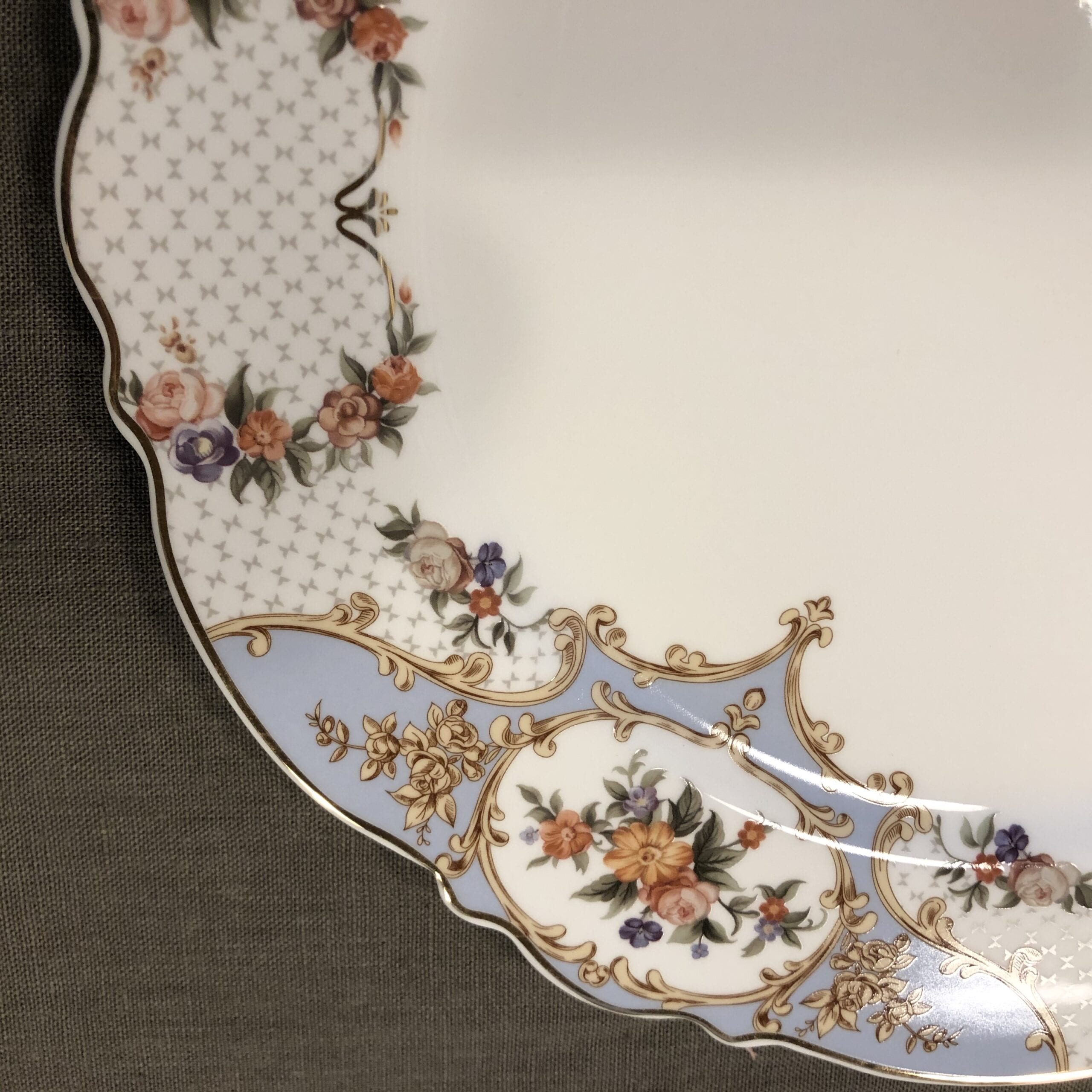 Piatto piano in porcellana – Floreale