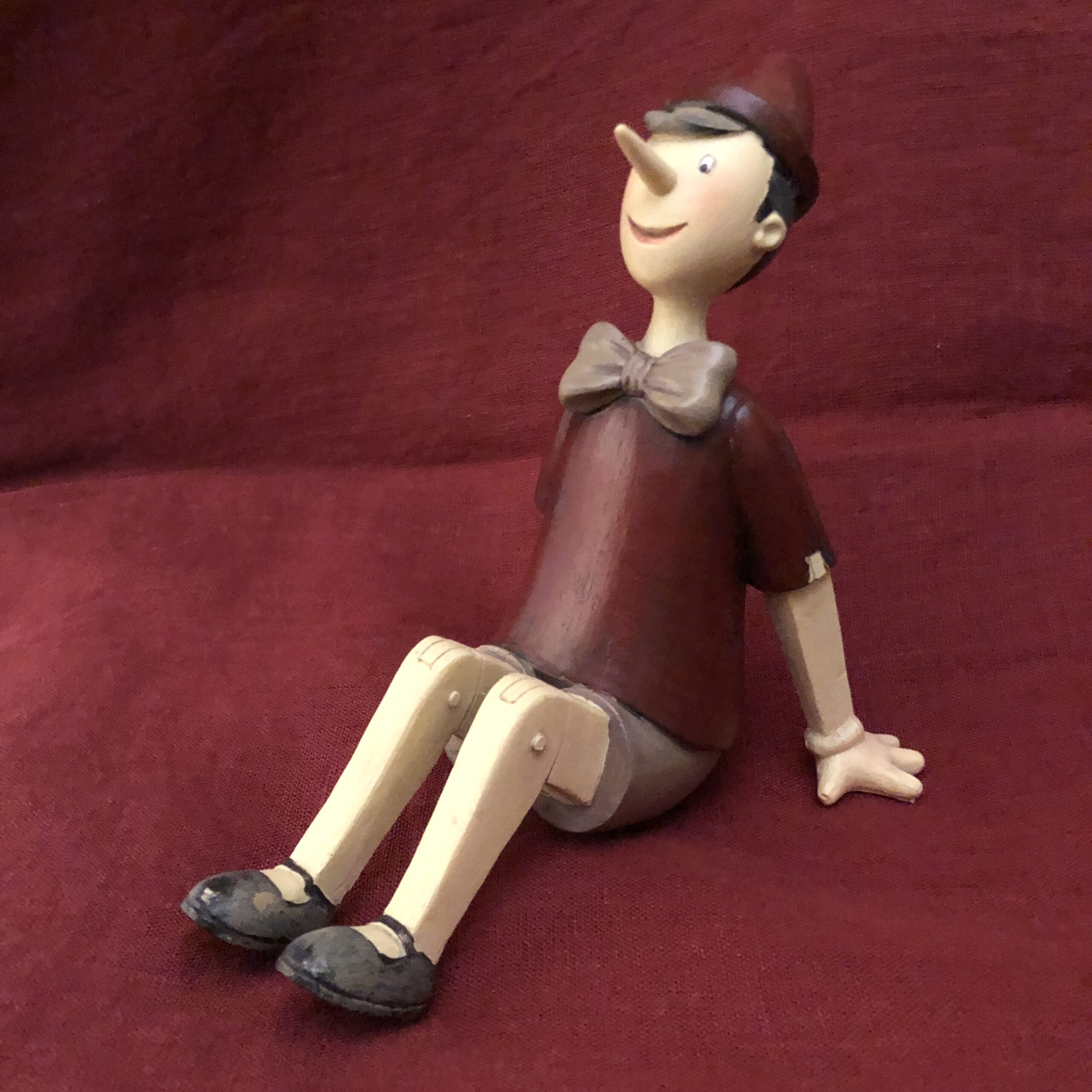 Pinocchio medio seduto