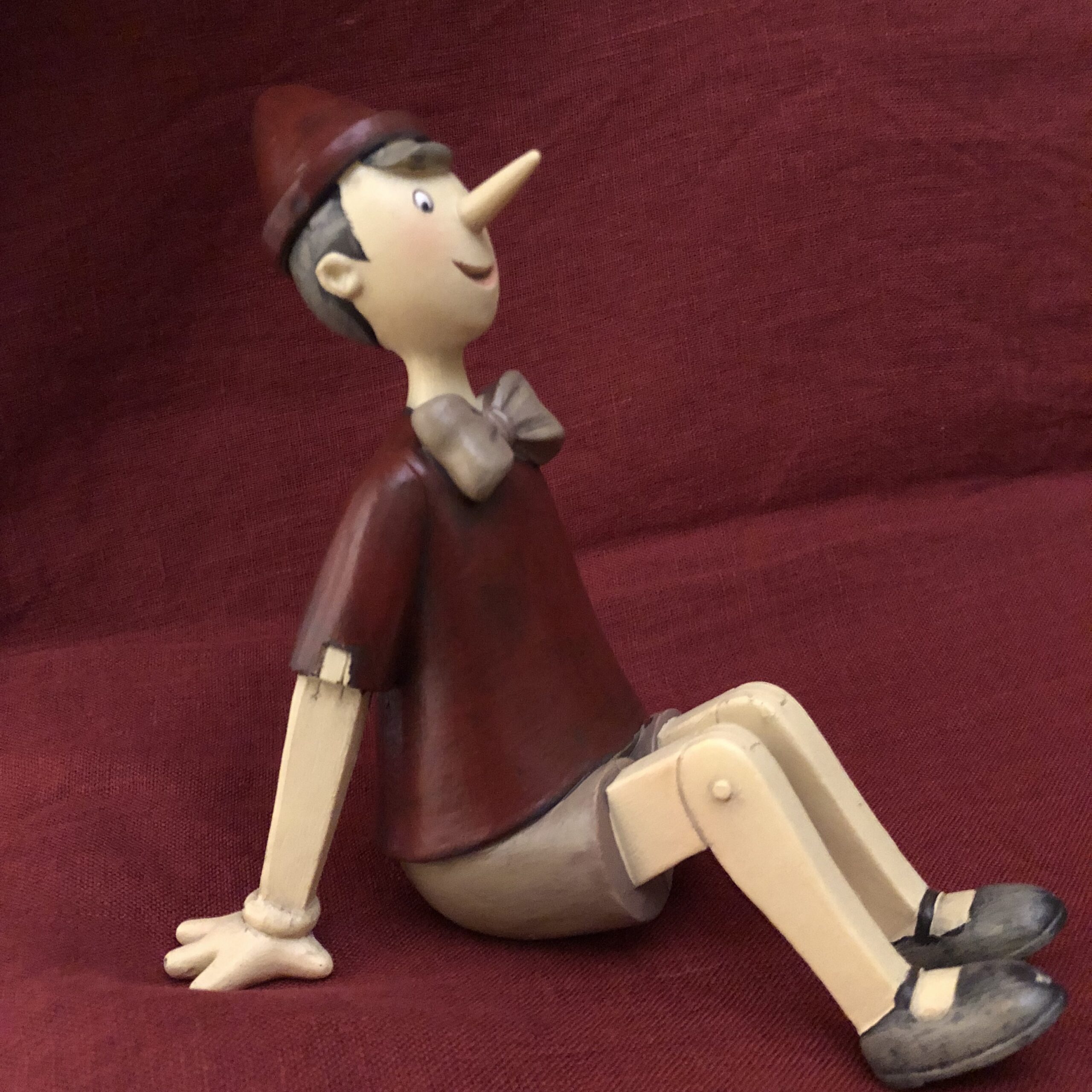Pinocchio medio seduto