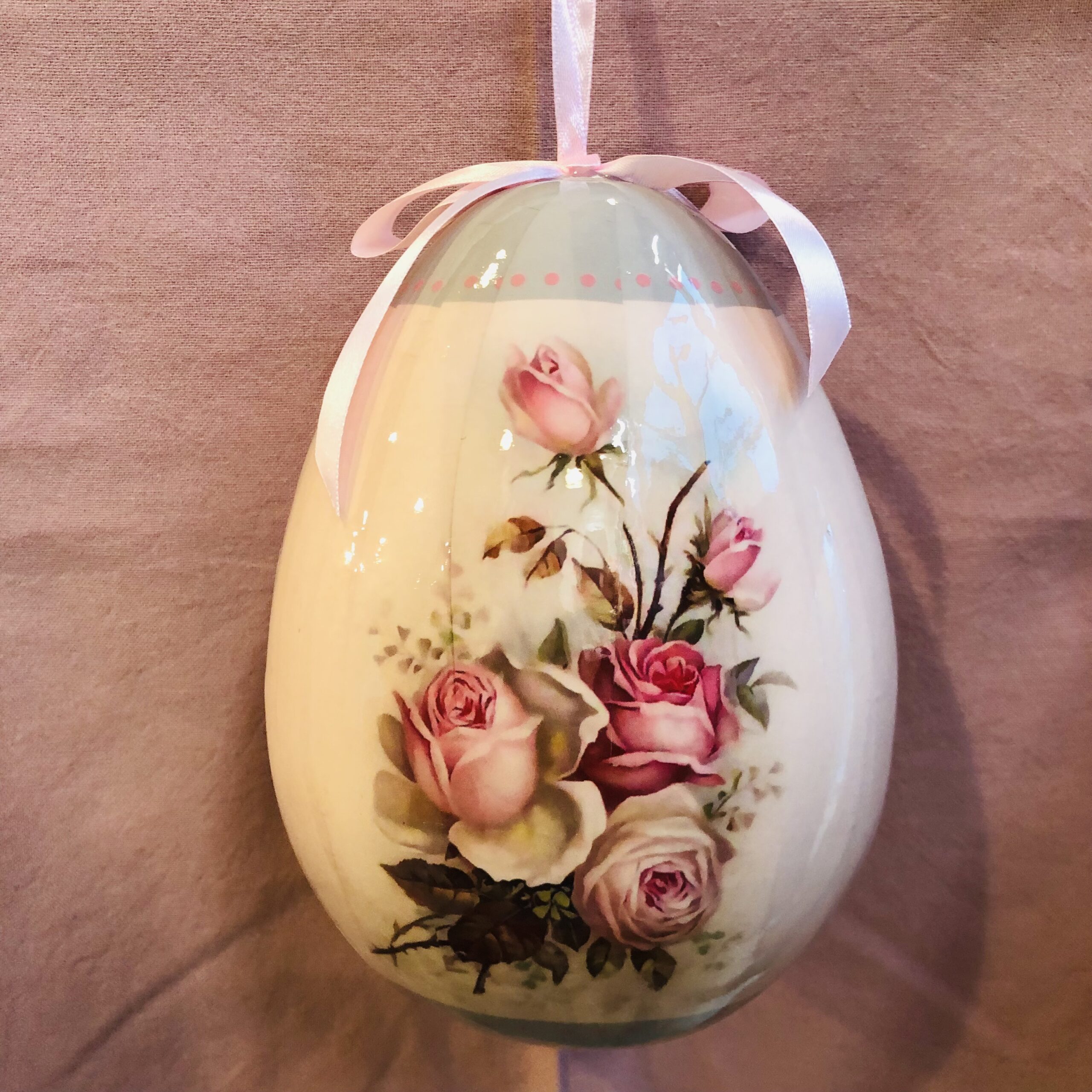 Decorazione uovo di Pasqua con rose – Grande