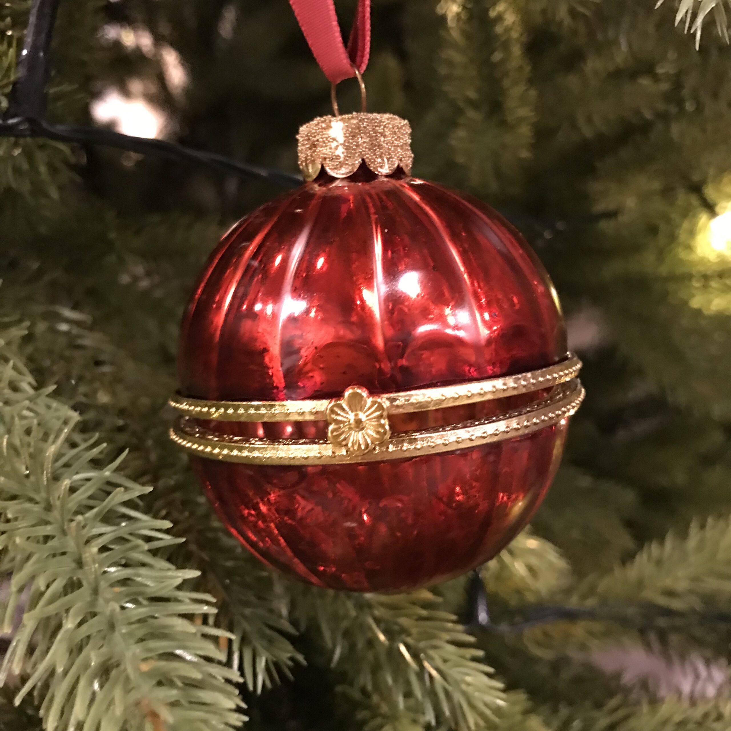 Scatola-palla di Natale rosso e oro